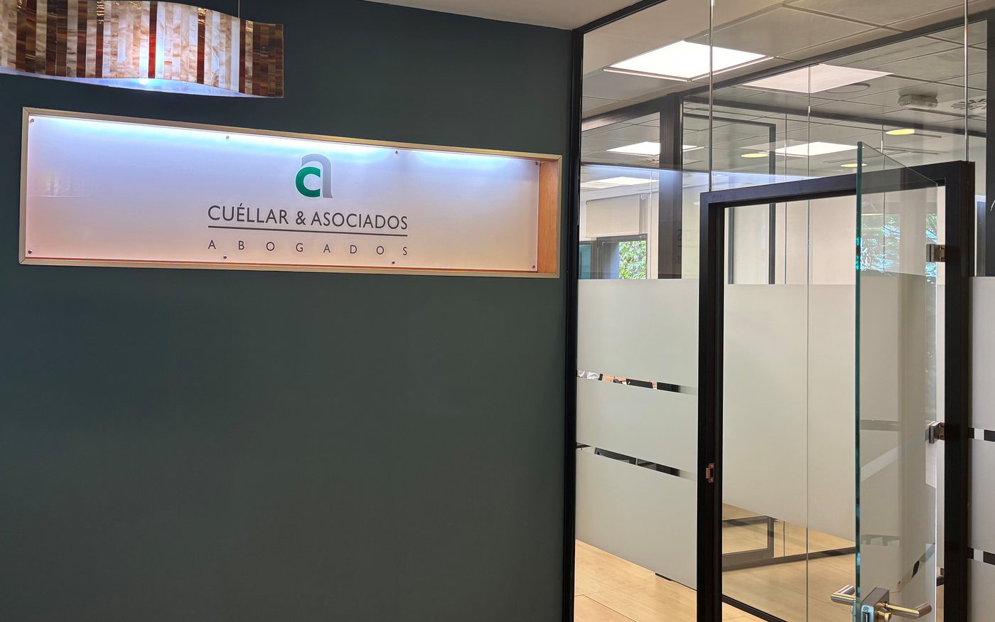 Entrada del despacho Cu&eacute;llar y Asociados Abogados