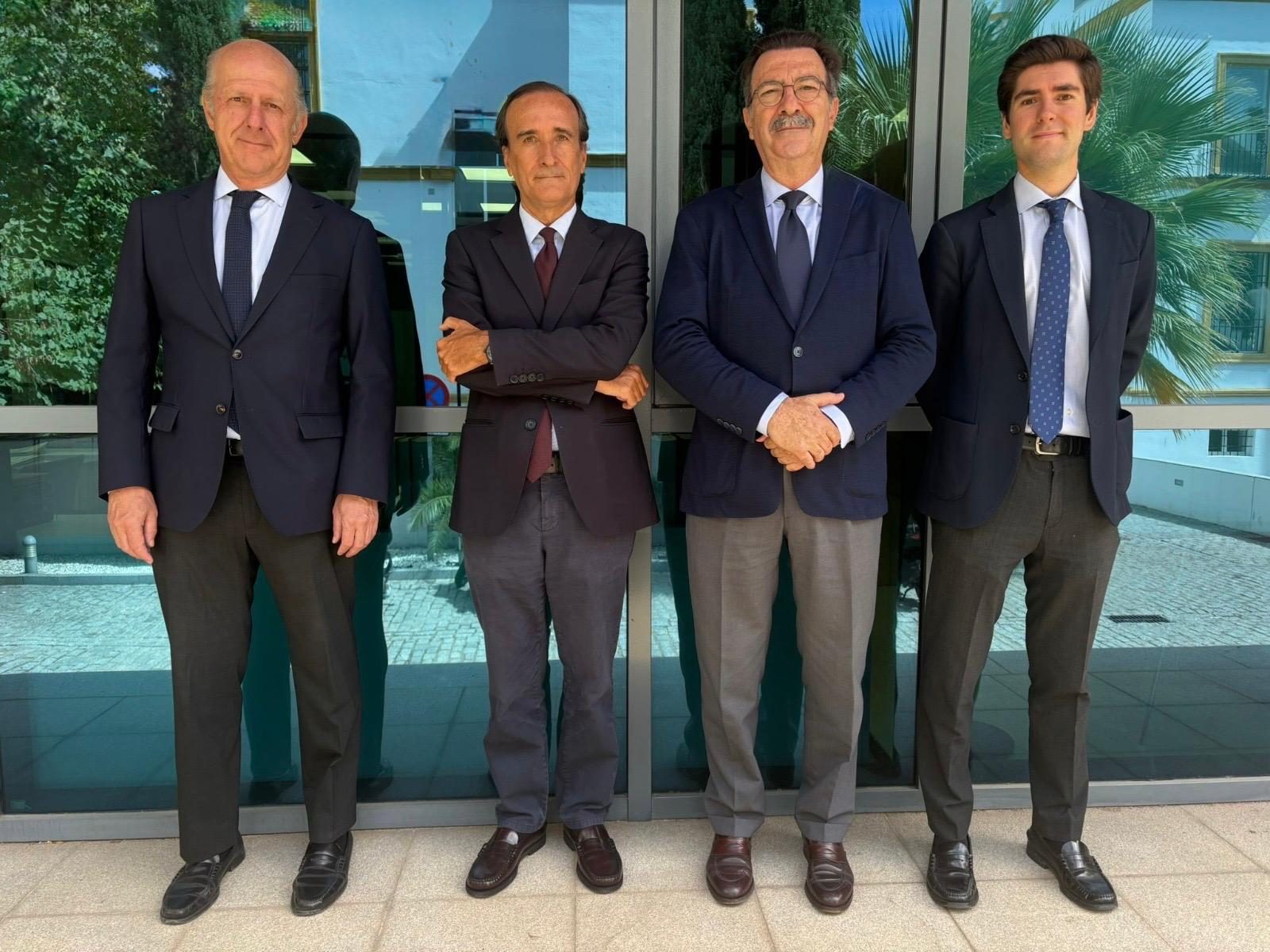 El equipo de Cu&eacute;llar y Asociados Abogados, delante del despacho en Sevilla